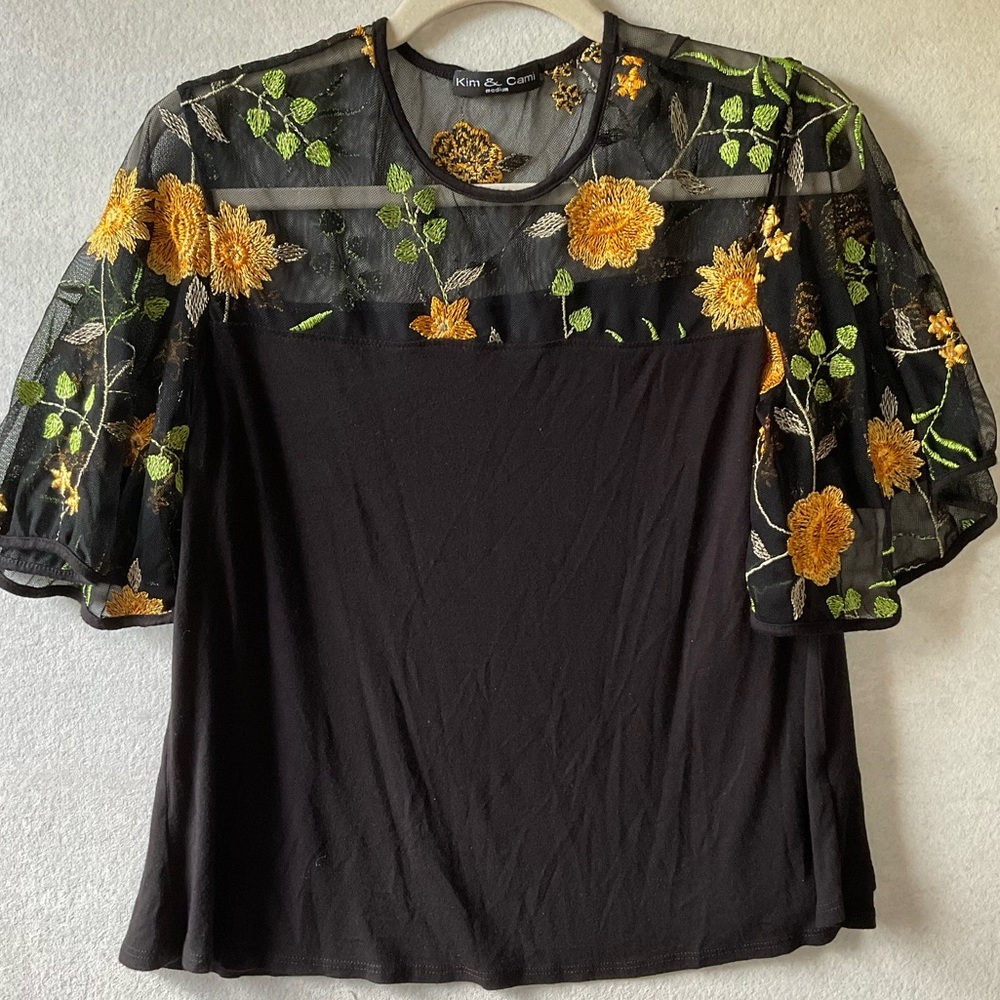 Kim & Cami Black Floral Embroidered Top. size M